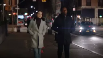Banana Republic Italian Melton Car Coa usado por Cara Bloom (Violett Beane) en God Friended Me (S01E16)