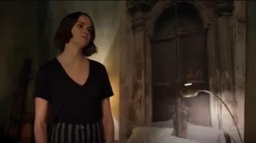 Madewell Murmure Cotton V Neck Pocket Tee porté par Callie Adams Foster (Maia Mitchell) en Bonne Difficulté (S01E09)
