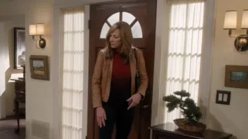 C by Bloomingdales Dip-Dye Cashmere Crewneck Sweater in Rust/Black Dip Dye usado por Bonnie (Allison Janney) en Mom (S06E17)
