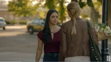 Express Satin Cross Front Gramercy Tee in Wine usado por Liz Ortecho (Jeanine Mason) en Roswell, Nuevo México (S01E07)