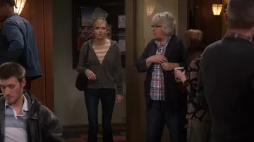Camiseta retro encogida de James Perse usada por Anna Faris en Mom (S06E17)