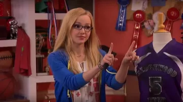 Joie Danielle Haut en Porcelaine w/ Maya Rouge porté par Liv Rooney (Dove Cameron) en Liv et Maddie (S02E03)