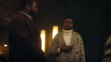 Topshop Kim Vérifier Manteau porté par Mina Okafor (Shaunette Renée Wilson) dans Les Résident (S02E12)