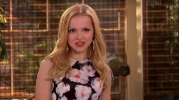 Zara Floral Peplum Top porté par Liv Rooney (Dove Cameron) en Liv et Maddie (S02E04)