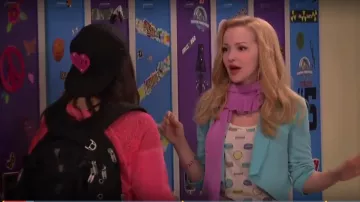 BDG Imprimé Scoopneck Tee porté par Liv Rooney (Dove Cameron) en Liv et Maddie (S02E05)
