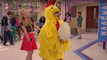 Maison Jules Cœur d'Impression Haut porté par Liv Rooney (Dove Cameron) en Liv et Maddie (S02E05)