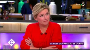 Le pull rouge AMOUR Kujten de Anne-Élisabeth Lemoine dans C à vous le 11.03.2019