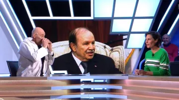 Le pull vert  de Alessandra Sublet dans C'est Canteloup du 11/03/2019