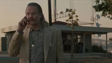 La camisa de serpiente de Nate (Jon Voight) en Heat