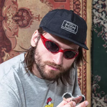 Gafas ovaladas rojas usadas por Bolovo Crew en su cuenta de Instagram @bolovo