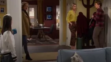 Zara Chain Printed Cigarette Pants worn by Mandy Baxter (Molly McCook) in Last Man Standing (S07E15)