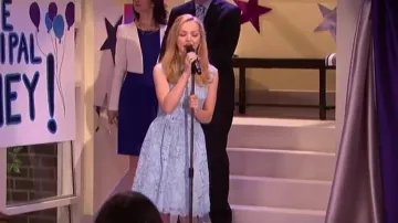 Ted Baker Ranni Dentelle Fit Et les Reflets de la Robe portée par Liv Rooney (Dove Cameron) en Liv et Maddie (S02E06)