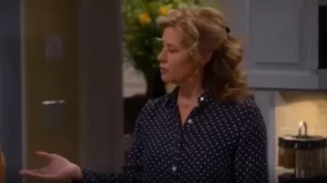 Blusa de lunares limpia de marco usada por Vanessa Baxter (Nancy Travis) en Last Man Standing (S07E16)