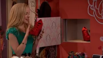 Ted Baker Weldon Bow Ceinture porté par Liv Rooney (Dove Cameron) en Liv et Maddie (S02E08)