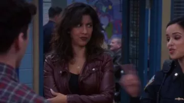 Vegan en Cuir à Capuchon Veste de Moto en Rouge porté par Rosa Diaz (Stephanie Beatriz) dans Brooklyn Nine-Nine (S06E09)