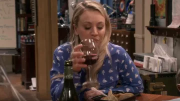 L'équipement Slim Signature Chemise de Soie en Bleu Nautique Bunny Imprimer porté par Penny (Kaley Cuoco) dans La Théorie du Big Bang (S12E16)