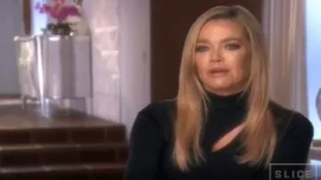 Alice + Olivia Sophie Chandail porté par Denise Richards dans Le Real Housewives de Beverly Hills (S09E04)