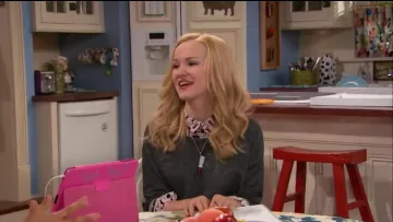 L'aéropostale Bethany Mota Nail Polish Imprimer Woven Shirt porté par Liv Rooney (Dove Cameron) en Liv et Maddie (S02E10)