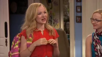 Covington Plissé Chemisier porté par Liv Rooney (Dove Cameron) en Liv et Maddie (S02E11)