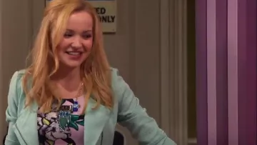 Stoosh Texturé Moto Veste portée par Liv Rooney (Dove Cameron) en Liv et Maddie (S02E12)