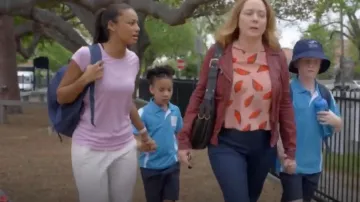 Puma Womens Active Logo Heather Tee Orchid usado por Bindy (Shalom Brune-Franklin) en Bad Mothers (S01E04)