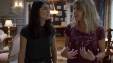 La théorie Ginala Heathered Tee porté par Sabrina Pemberton (Sofia Black-d'Elia) dans Le Mick (S01E05)