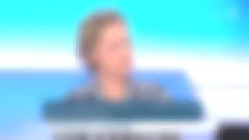 Vestido corto a rayas de cuello en V de Caroline Roux en C dans l'air del 12/03/2019