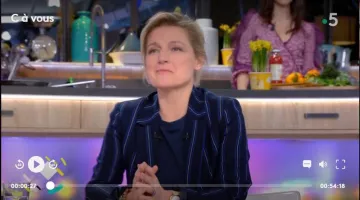 La veste rayée Claudie Pierlot de Anne-Élisabeth Lemoine dans C à vous le 12.03.2019