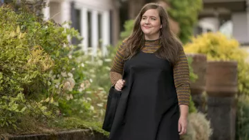 Top amarillo a rayas usado por Annie (Aidy Bryant) como se ve en Shrill S01E01
