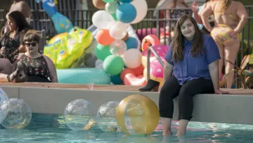 Camisa azul usada por Annie (Aidy Bryant) en Shrill S01E04