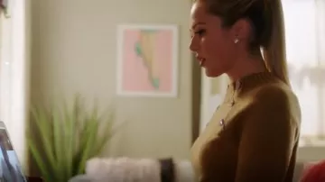 J. Crew Sweater con botones joyados usado por Lucy (Natalie Hall) en Charmed (S01E12)