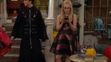 Alice + Olivia Robe de logiciels libres dans le Berry/Bande Noire porté par Maddie 2 (Shelby Wulfert) en Liv et Maddie (S02E17)