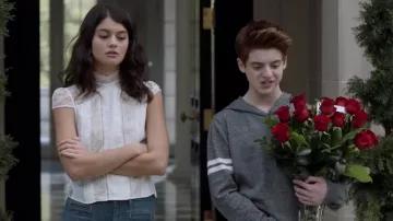 Alice + Olivia Isadora Top en Dentelle porté par Sabrina Pemberton (Sofia Black-d'Elia) dans Le Mick (S01E10)