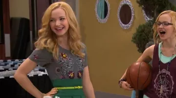Topshop Orné de Fleurs Tee porté par Liv Rooney (Dove Cameron) en Liv et Maddie (S02E17)