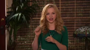 Betsey Johnson Lèvres de la Couronne Cœur de Long Collier porté par Liv Rooney (Dove Cameron) en Liv et Maddie (S02E17)