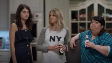 Chloe Sleeveless Stretch Denim Mini Vestido usado por Sabrina Pemberton (Sofia Black-D'Elia) en The Mick (S01E12)