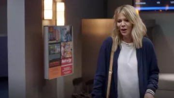 Rebecca Minkoff l'Infini Blouson porté par Mackenzie Murphy (Kaitlin Olson) dans Le Mick (S01E12)