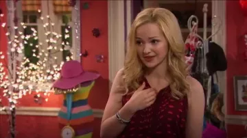 Anthropologie Amory Réservoir porté par Liv Rooney (Dove Cameron) en Liv et Maddie (S02E18)
