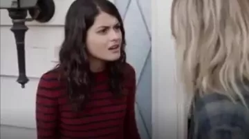 La théorie Lemdora Prosecco Rayé porté par Sabrina Pemberton (Sofia Black-d'Elia) dans Le Mick (S01E13)