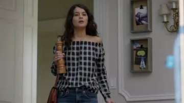 Rag & Bone Off-The-Shoulder Plaid Top usado por Sabrina Pemberton (Sofia Black-D'Elia) en The Mick (S01E14)