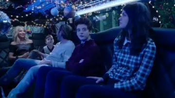Equipo Shane Wool Pullover usado por Sabrina Pemberton (Sofia Black-D'Elia) en The Mick (S01E14)