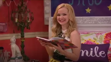 A. L. C. d'Anis Haut porté par Liv Rooney (Dove Cameron) en Liv et Maddie (S02E18)