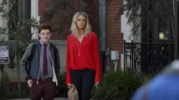 Rag & Bone Max Blusa de seda de manga larga usada por Mackenzie Murphy (Kaitlin Olson) en The Mick (S01E15)