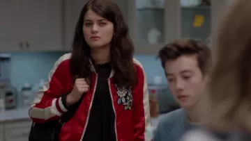 Maje Bob bordó la chaqueta satinada Bomber usada por Sabrina Pemberton (Sofia Black-D'Elia) en The Mick (S01E15)