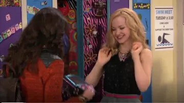 Alice + Olivia Auberge Scintillant-Cœur Haut porté par Liv Rooney (Dove Cameron) en Liv et Maddie (S02E19)