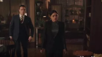 Bcbgmaxazria Upas Cape Jacket usada por Mel Vera (Melonie Diaz) en Charmed (S01E14)