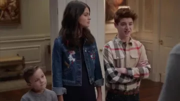 Chaqueta vaquera bordada Maje Vivo usada por Sabrina Pemberton (Sofia Black-D'Elia) en The Mick (S01E17)