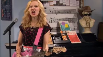 Joie Éleveur Haut dans les bouches d'Impression porté par Liv Rooney (Dove Cameron) en Liv et Maddie (S02E19)