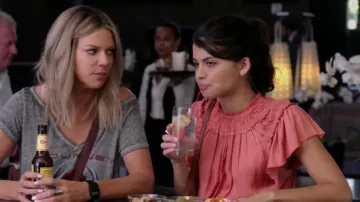 Ulla Johnson Dahlia Top usado por Sabrina Pemberton (Sofia Black-D'Elia) en The Mick (S02E01)
