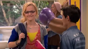 Peuple libre Myna Haut porté par Maddie 2 (Shelby Wulfert) en Liv et Maddie (S02E20)
